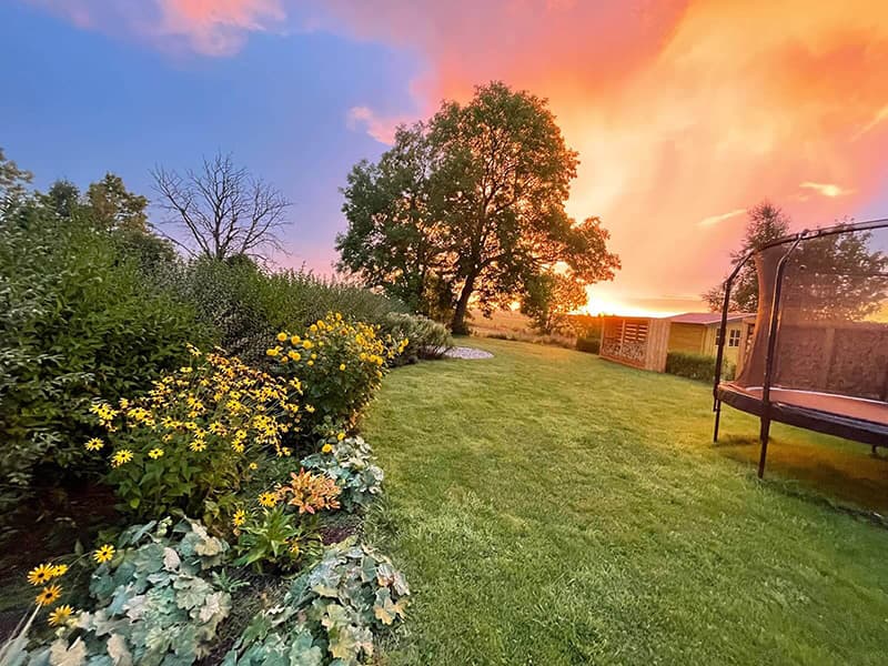 Sonnenaufgang Ende September – sanftes Licht über der Reetkate