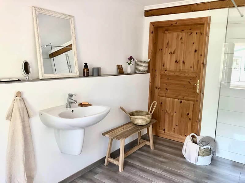 Badezimmer mit Badewanne und Fußbodenheizung – kleine Wellnessoase