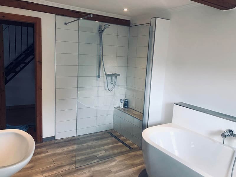 Großzügige, bodentiefe Dusche im gemütlichen Bad