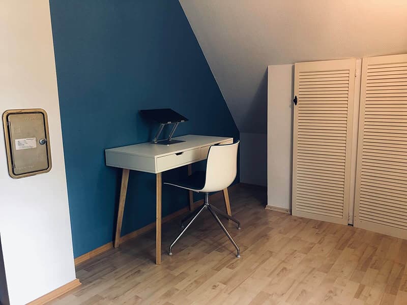 Arbeitsplatz für Workation im zweiten Schlafzimmer