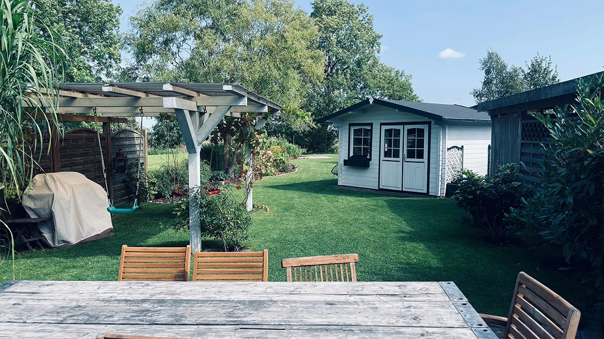 Foto | Blick in den Garten von der Terrasse aus