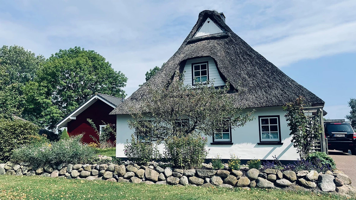 Foto | Frontansicht der Reetkate